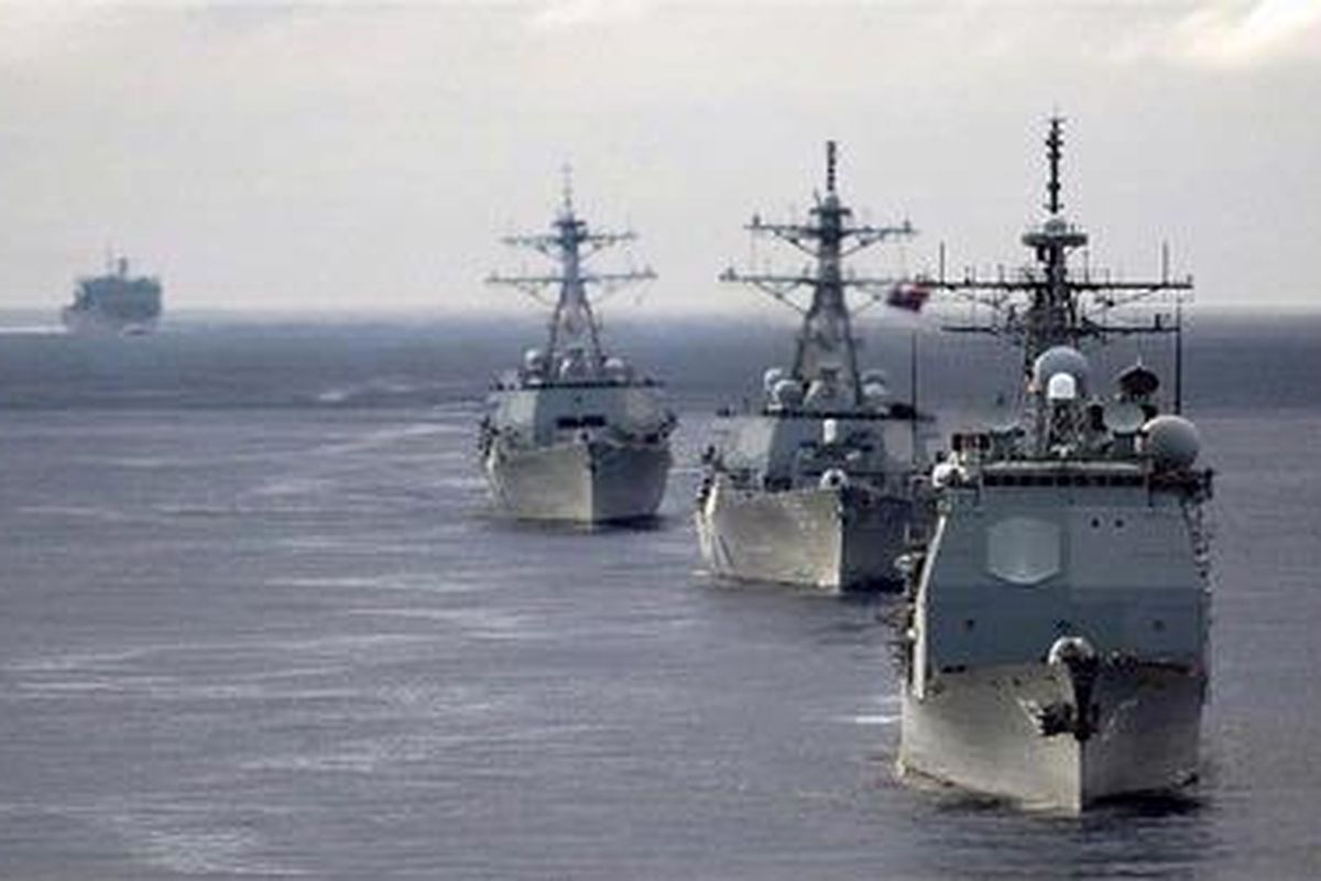 Amerika Serikat, Jepang, dan Korea Selatan memerintahkan kapal-kapal perangnya bergerak ke perairan di sekitar Semenanjung Korea, untuk mengantisipasi apabila roket Korea Utara menimbulkan risiko serius.