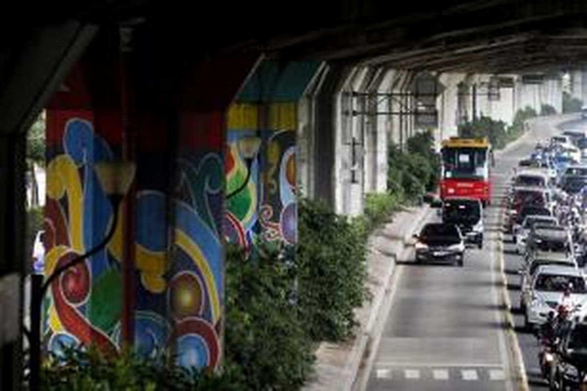 Ilustrasi: Kendaraan pribadi terlihat menyerobot masuk jalur bus transjakarta koridor X di Jalan Jenderal Ahmad Yani, Jakarta Pusat, Senin (3/1/2011). Sejak diresmikan 31 Desember 2010, busway di Koridor IX dan X masih belum steril dari kendaraan pribadi maupun umum.  