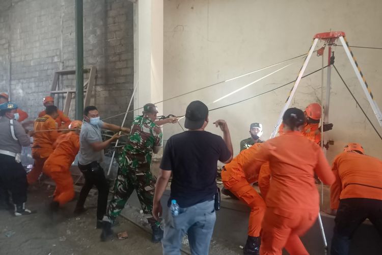 Petugas gabungan saat berusaha mengangkat jasad korban dari dalam sumur di sebuah bangunan rumah toko di Jalan Bypass Ngurah Rai, Nusa Dua, Badung, Bali pada Kamis (25/8/202). /Dok.Polsek Kuta