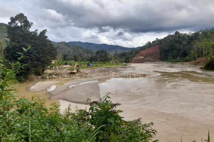Alat berat penambang emas ilegal tengah beroperasi di Sungai Batangasai, Desa Raden Anom, Kecamatan Batangasai, Kabupaten Sarolangun, Senin (31/10/2022)