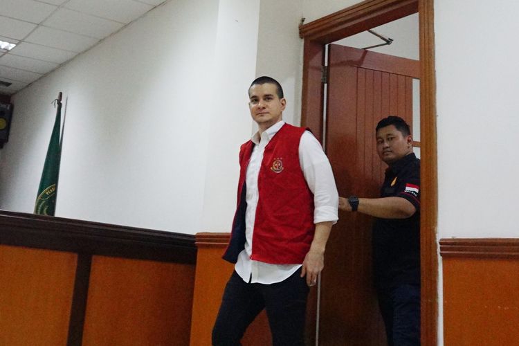 Artis peran Steve Emmanuel saat memasuki ruang sidang 10 untuk menjalani persidangan kasus penyalahgunaan narkoba di Pengadilan Negeri Jakarta Barat, Kamis (4/4/2019).