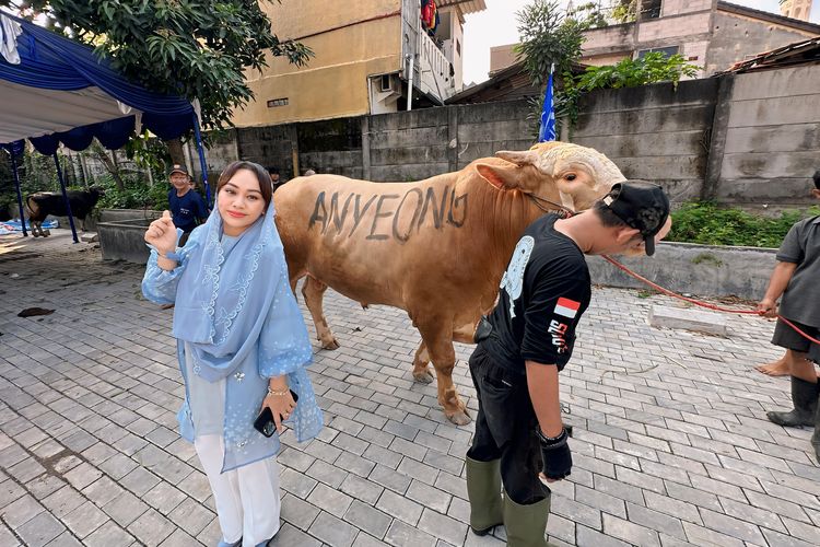 Zita Anjani turut menyemarakkan Hari Raya Idul Adha di Cipinang, Jakarta Timur dengan berkurban dua ekor
sapi. 