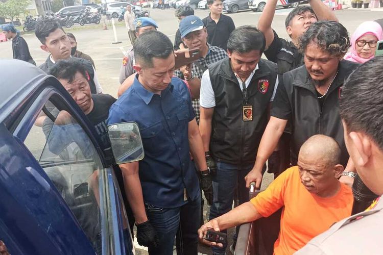 Tersangka pencurian kendaraan spesialis roda empat jenis pikap, ZA saat memperagakan aksinya mencuri mobil di wilayah Jabar dan Banten di Mapoles Serang. Selasa (13/6/2023).