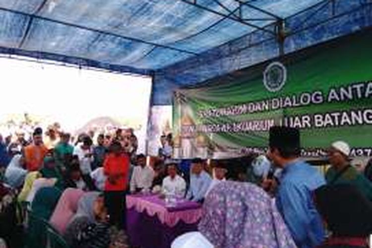 Majelis Ulama Indonesia (MUI) melakukan kunjungan dan dialog dengan masyarakat Pasar Ikan, Aquarium dan Luar Batang, di Jakarta Utara, Selasa (10/5/2016). 