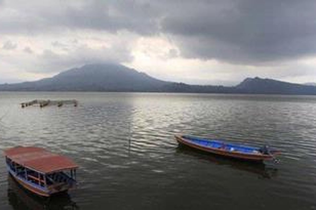 Perahu lego jangkar di Danau Batur di Desa Trunyan, Kecamatan Kintamani, Bangli, Bali, Jumat (7/10/2011). Terlihat latar belakang Gunung Batur tertutup awan. 