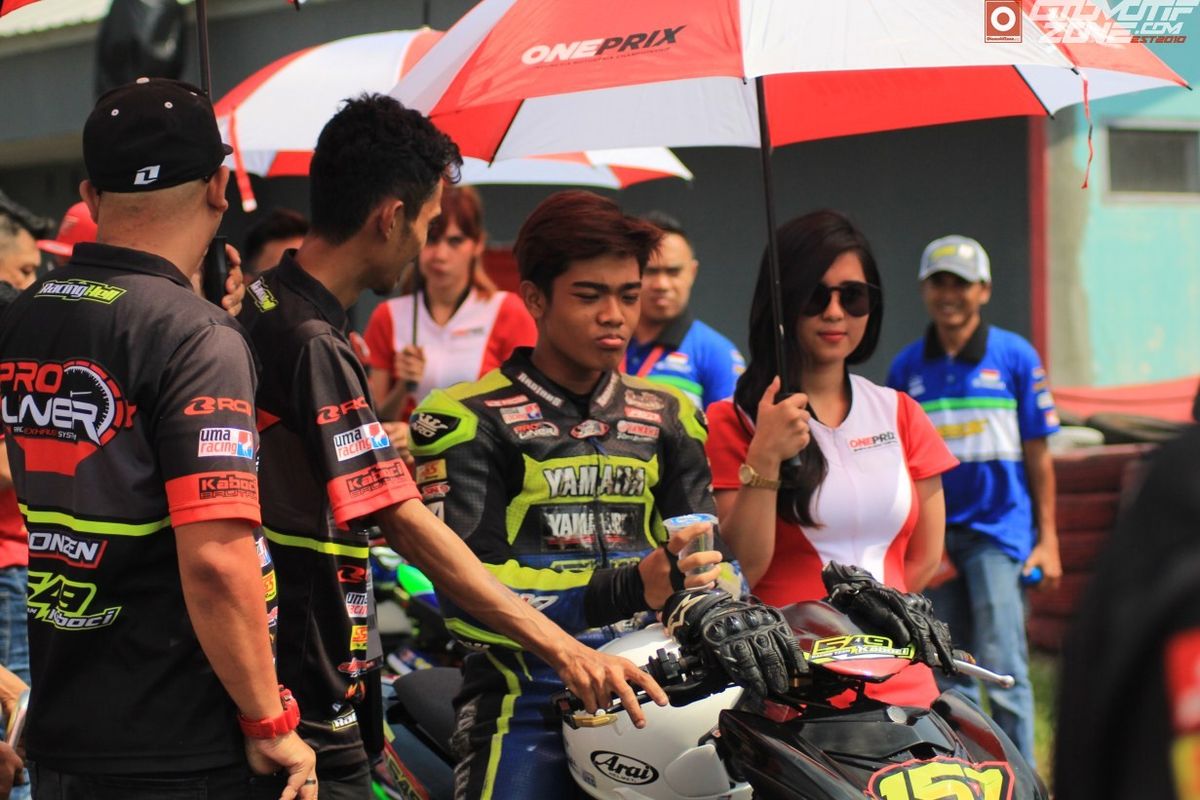 Robby Sakera memakai wearpack lama di seri perdana OnePrix 2019