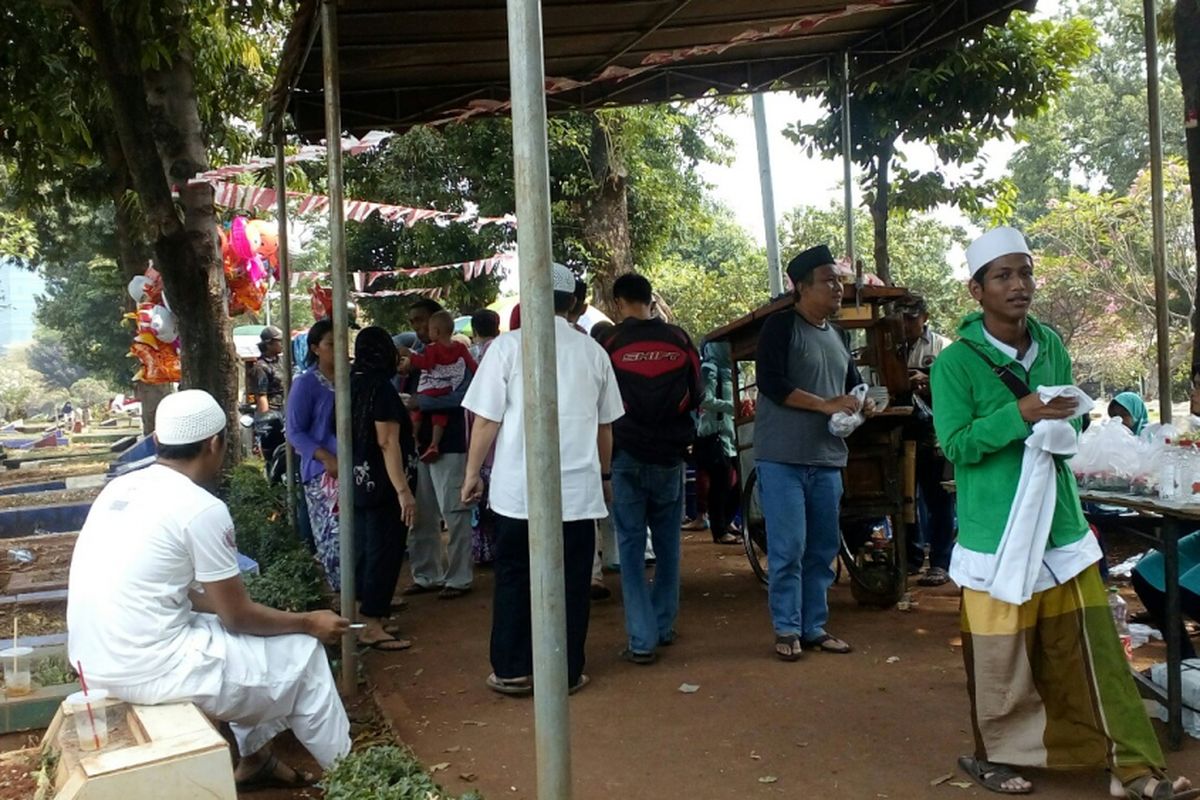 Sejumlah pedagang terlihat memadati kawasan    Tempat Pemakaman Umum (TPU) Rawa Kopi yang tetletak di Kebon Jeruk, Jakarta Barat, Jumat (1/9/2017).