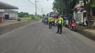 Pikap Tabrakan dengan Sepeda Motor lalu Seruduk Toko di Gresik, 1 Orang Tewas