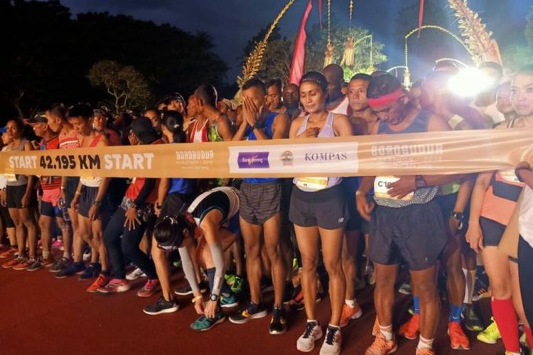 Sejumlah pelari kategori full marathon Borobudur Marathon 2019, berdoa di garis start, Minggu (17/11/2019) pagi.

