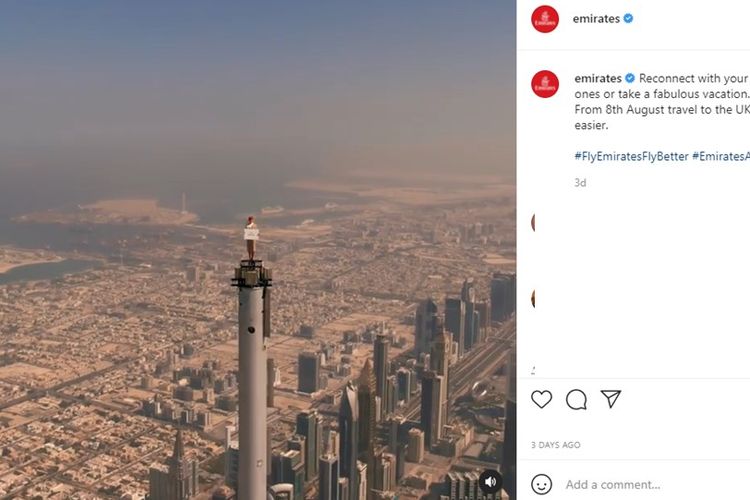 Wanita berseragam ramugari maskapai Emirates berdiri di pucuk Burj Khalifa untuk merayakan penghapusan daftar merah UEA oleh Inggris