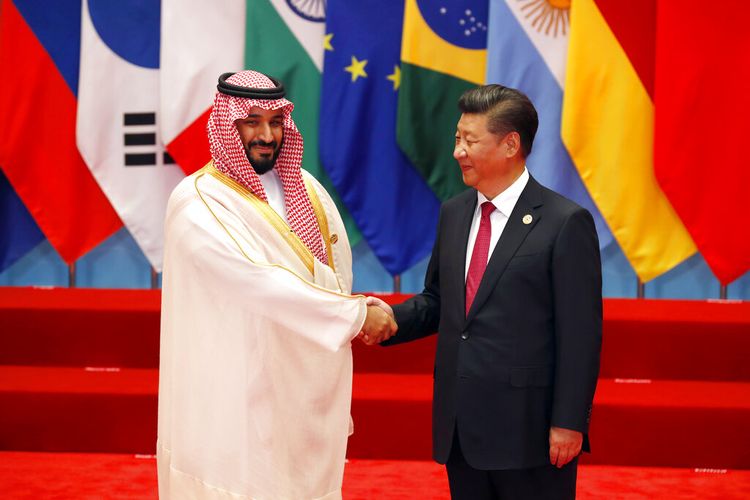 Putra Mahkota Arab Saudi Mohammed bin Salman (MBS) berjabat tangan dengan Presiden China Xi Jinping sebelum sesi foto bersama untuk KTT G20 di Hangzhou di Provinsi Zhejiang, China, Minggu, 4 September 2016.