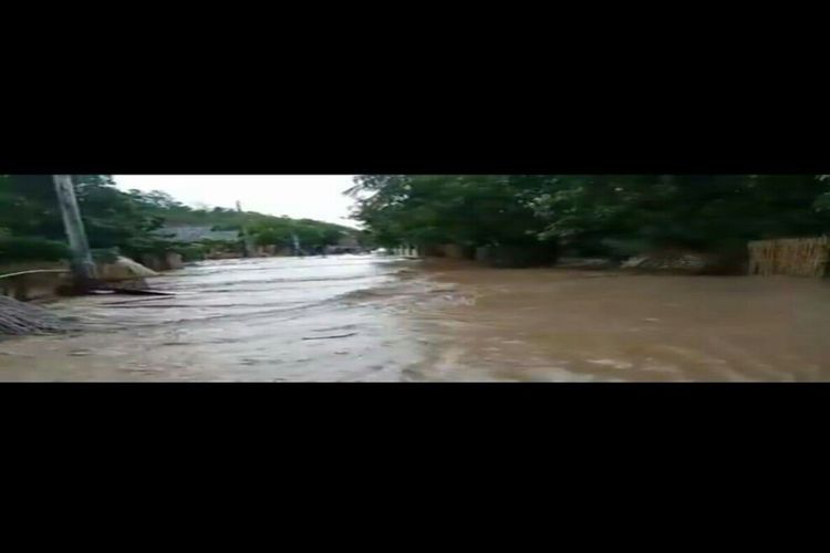 Banjir kiriman dari gunung merendam sebagian wilayah di Kota Bima, Rabu (25/12/2019)