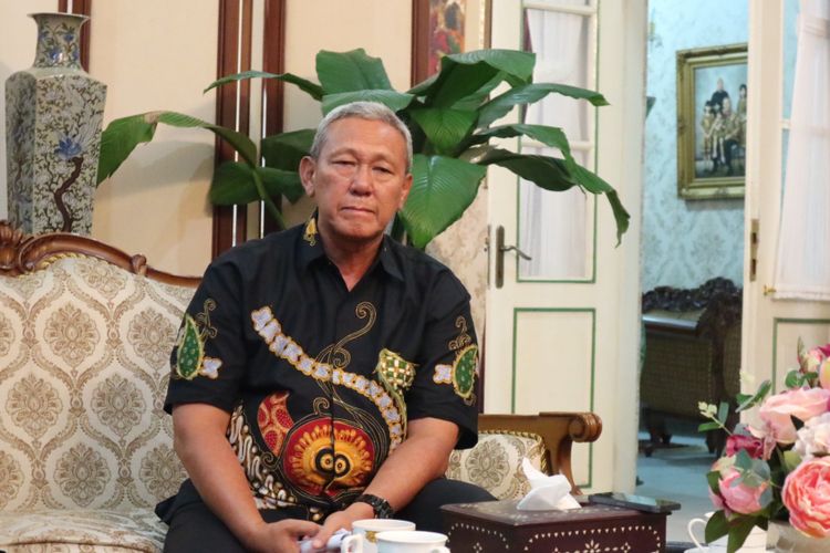 Bupati Kuningan Acep Purnama, saat dikunjungi Forum Wartawan Pariwisata di kediamannya, Kuningan, Sabtu (24/12/2017).