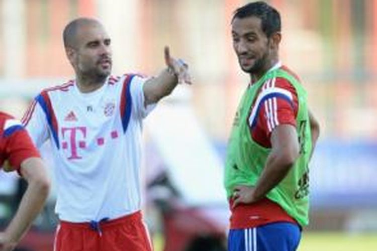 Pelatih Bayern Muenchen, Josep Guardiola (kiri), dan bek Mehdi Benatia (kanan).