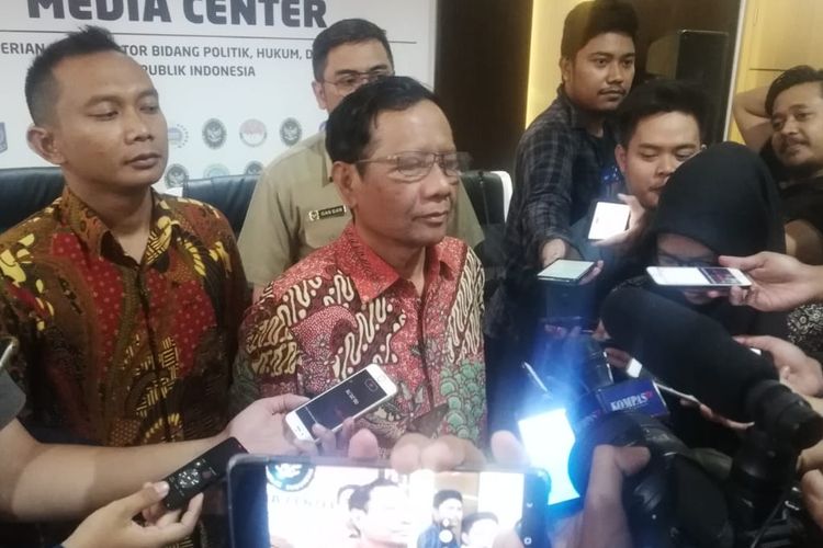 Menteri Koordinator Bidang Politik, Hukum, dan Keamanan (Menko Polhukam) Mahfud MD saat ditemui di kantor Kemenko Polhukam, Jakarta, Selasa (29/10/2019). 