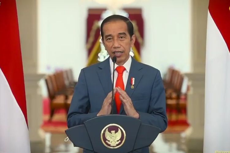 Jokowi giving a speech at UI's 71st anniversary