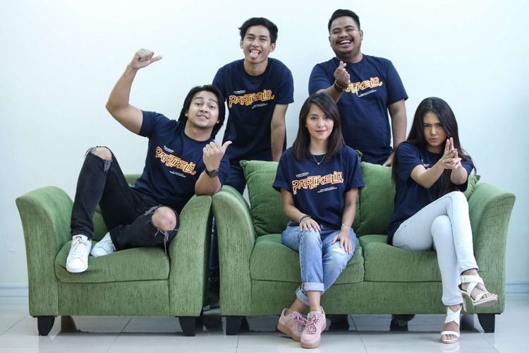 Pemain Film Partikelir Deva Mahenra (kiri), Lala Karmela (tengah), Aurelie Moeremans (kanan), Ardit Erwandha (belakang kiri), dan Rigen Rakelna (kanan belakang) saat wawancara film Partikelir di Kantor Redaksi Kompas.com di Palmerah, Jakarta Barat, Kamis (22/3/2018). Film bergenre action komedi garapan sutradara Pandji Pragiwaksono ini akan tayang di bioskop mulai 5 April 2018 mendatang.