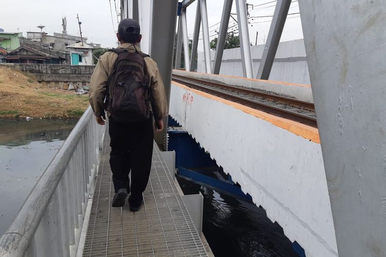 Jembatan untuk pejalan kaki di samping perlintasan rel kereta di Kalianyar.