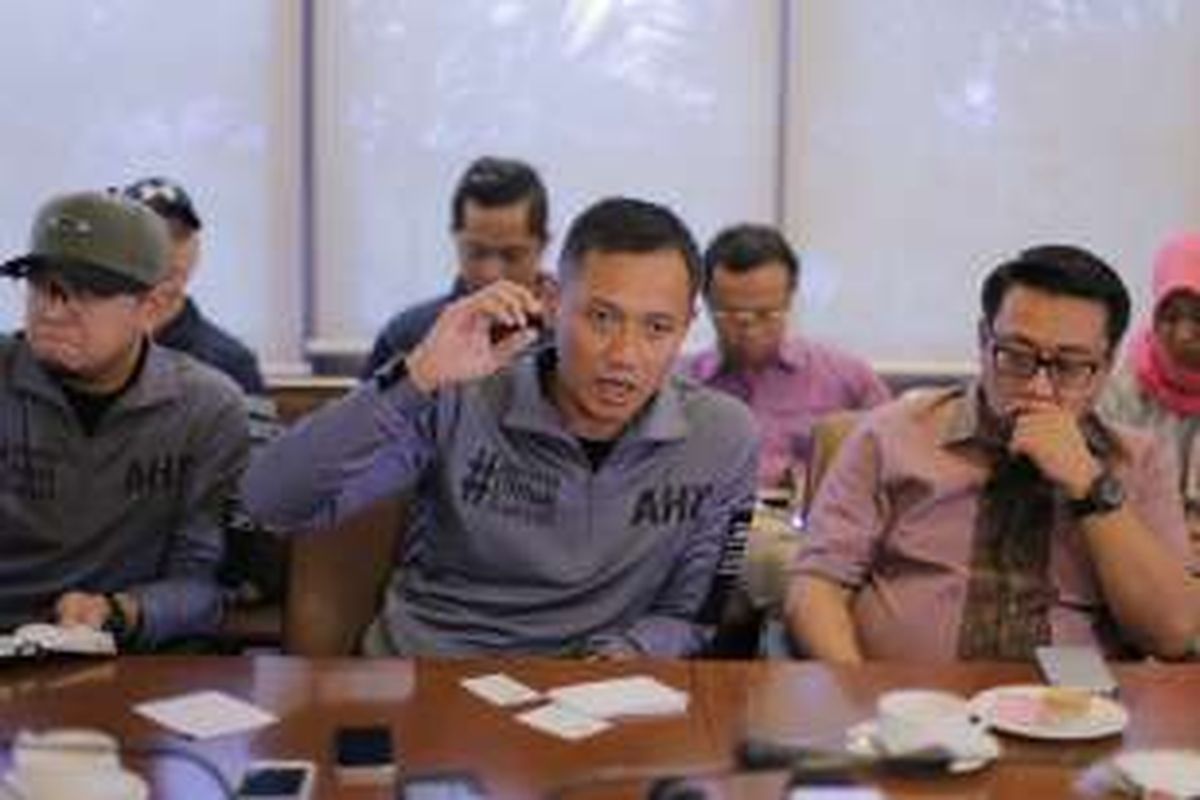 Bakal calon gubernur DKI Jakarta, Agus Harimurti Yudhoyono, menjawab sejumlah pertanyaan wartawan saat mengunjungi kantor redaksi Harian Kompas, Palmerah, Jakarta, Kamis (13/10/2016). 