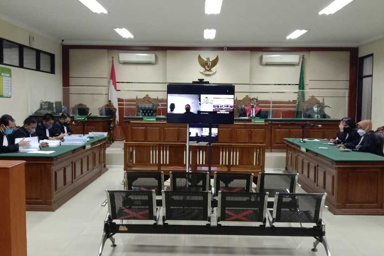 Suasana sidang tuntutan atas terdakwa Novi Rahman Hidayat dan M Izza Muhtadin di Pengadilan Tipikor pada PN Surabaya, Kamis (23/12/2021). Foto: Tim Penerangan Kejari Nganjuk