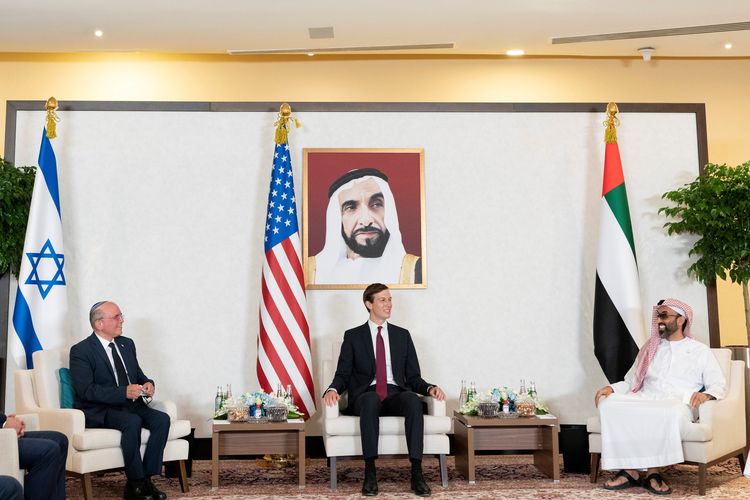 Kiri ke kanan: Penasihat Keamanan Nasional Israel Meir Ben-Shabbat, Penasihat Senior Presiden Amerika Serikat Jared Kushner, dan Penasihat Keamanan Nasional UEA Tahnoun bin Zayed Al Nahyan, dalam pertemuan trilateral di Abu Dhabi, UEA, 31 Agustus 2020.