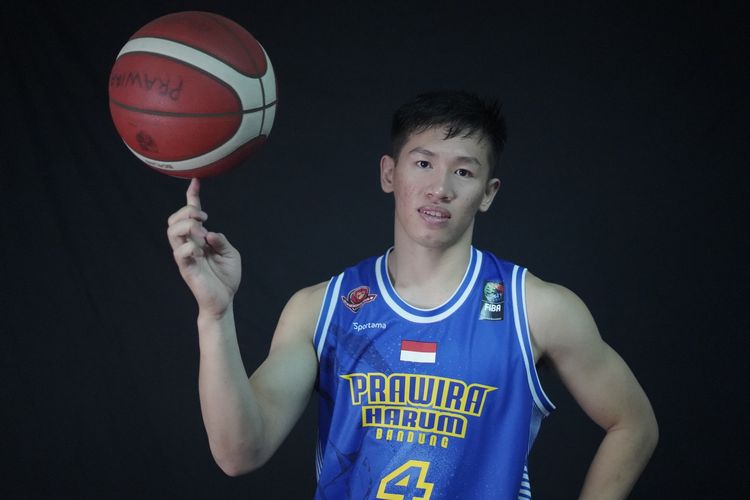 Pebasket Abraham Damar Grahita mengenakan jersey baru timnya yang baru berganti nama menjadi Prawira Harum Bandung pada Kamis (3/11/2022). 