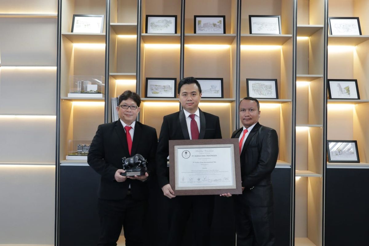 Direktur PT Aesler Group Internasional Tbk Tan Handy Chandra T, Presiden Direktur PT Aesler Group Internasional Tbk Jang Rony Yuwono,  dan Direktur Keuangan PT Aesler Internasional Tbk Aswinth Maratimbo berpose usai IPO, di Jakarta, Kamis (9/4/2020).