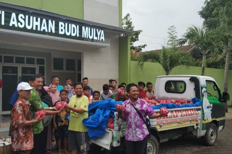 Sedekah buah naga oleh BPP Dinas Pertanian Kabupaten Banyuwangi ke salah satu pantai asuhan