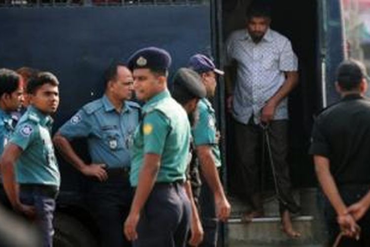 Salah satu prajurit yang dijatuhi vonis hukuman mati di Bangladesh, saat hendak turun dari bus tahanan (baju putih, di pintu bus), Selasa (5/11/2013). Sebanyak 152 prajurit dijatuhi vonis hukuman mati atas pemberontakan yang mereka lakukan pada Februari 2009 karena persoalan tuntutan kenaikan gaji.