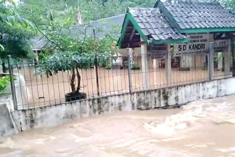 SD Kadri, Kapanewon Girisubo terendam banjir. Selasa (14/2/2023)