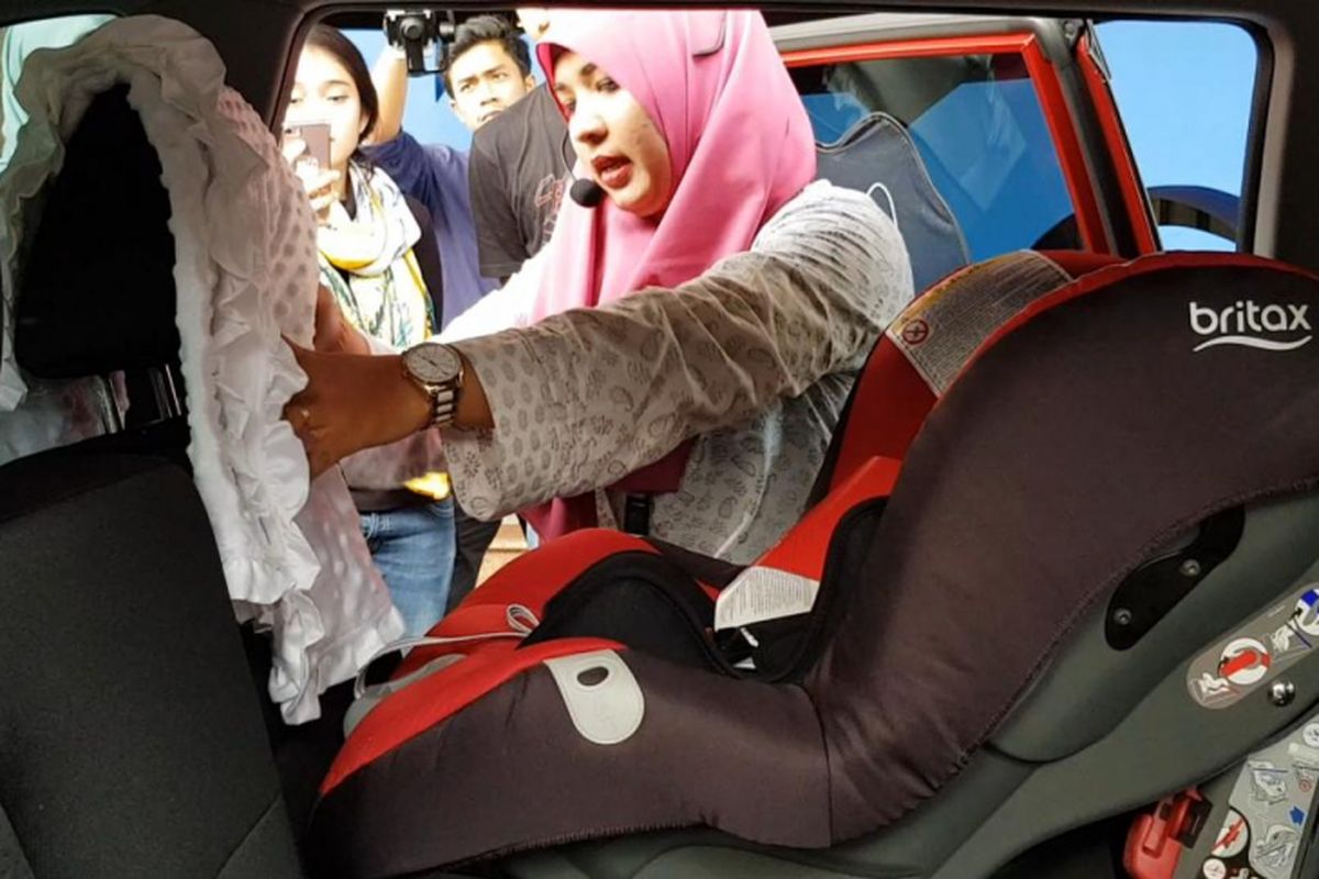 Car seat atau kursi khusus anak di mobil.