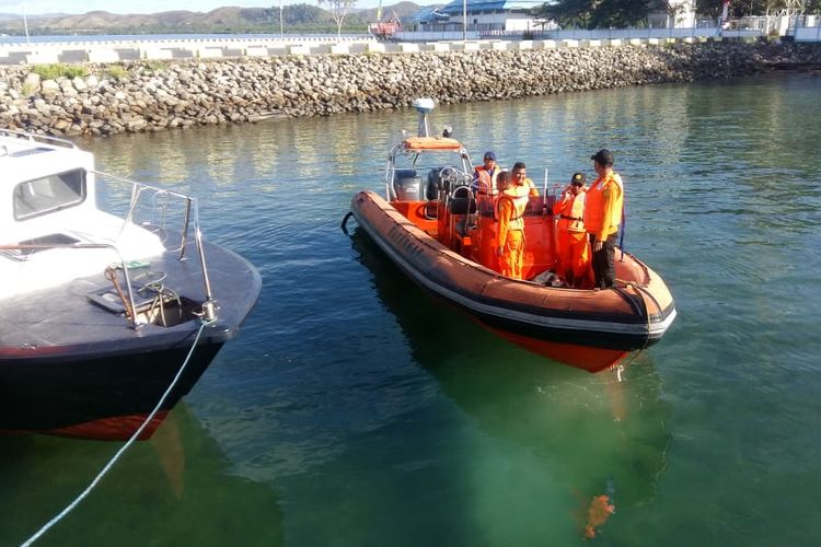 Tim SAR Pos Namlea bersiap untuk mencari nelayan hilang di Peraiaran Pulau Buru, Maluku, Rabu pagi (19/6/2019) 