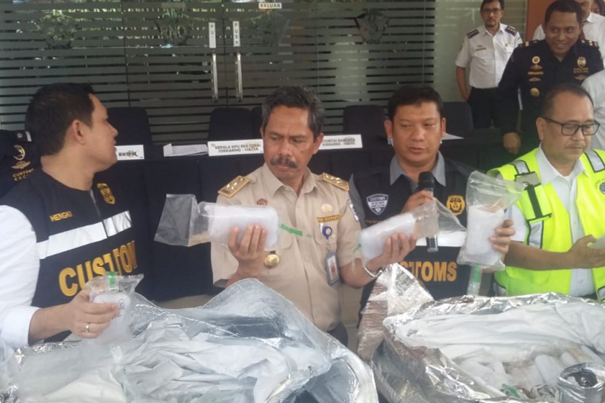 Petugas Bea Cukai Bandara Soekarno Hatta menunjukan barang bukti benih lobster sebanyak 40.309 dari paket pengiriman tujuan Singapura, Senin (25/2/2019). 