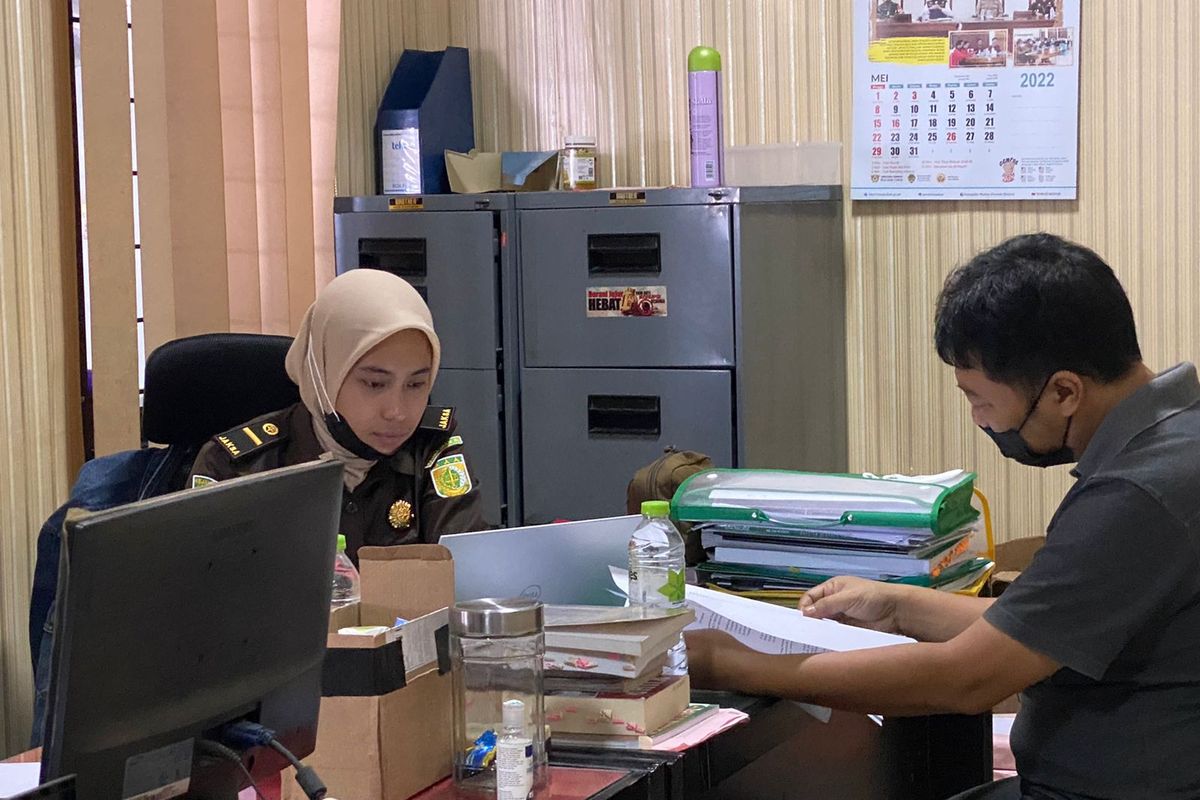 DIPERIKSA--Tim penyelidik Kejari Kabupaten Madiun memeriksa salah satu warga terkait dugaan kasus korupsi pendistribusian pupuk bersubsidi, Senin (23/5/2022)..