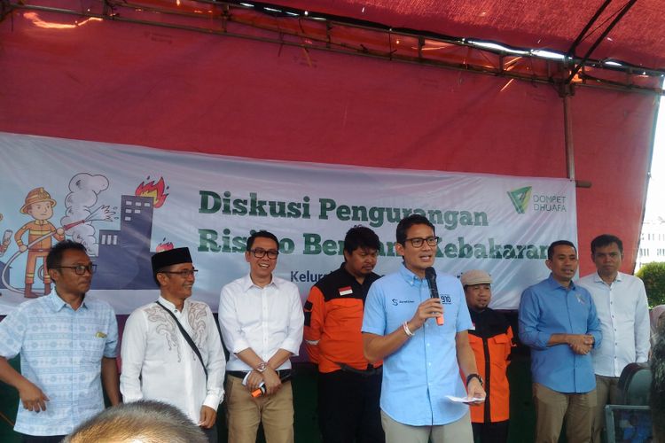 Calon wakil presiden nomor urut 02, Sandiaga Uno, saat menyambangi permukiman warga di Jalan Tomang Raya, Grogol Petamburan, Jakarta Barat, Kamis (24/1/2019).  