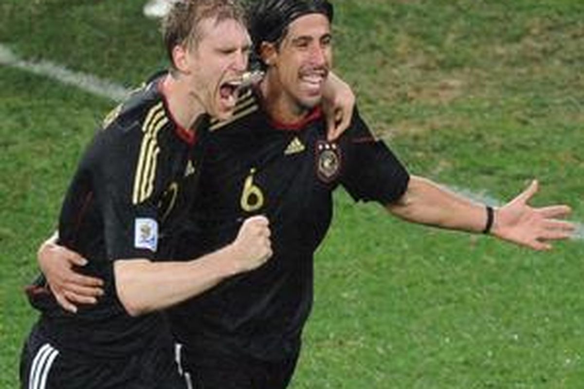 Gelandang Jerman, Sami Khedira (kanan) meluapkan kegembiraan usai cetak gol penentu yang membuat Jerman kalahkan Uruguay 3-2 pada perebutan posisi tiga Piala Dunia 2010.