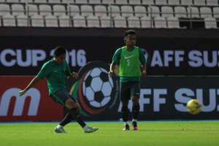 Evan Dimas dan Andik Vermansah berlatih bersama tim nasional Indonesia di Stadion Olahraga Filipina, Bulacan, Filipina, Ju'mat (18/11/2016) sore. 