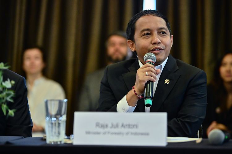 Menteri Kehutanan Raja Juli Antoni.  