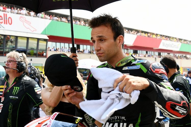 Pebalap Monster Yamaha Tech 3, Johann Zarco, bersiap-siap menjalani balapan GP Italia di Sirkuit Mugello, 4 Juni 2017.