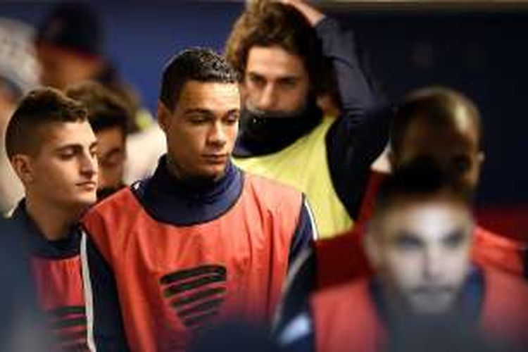 Bek Paris Saint-Germain, Gregory van der Wiel, mengaku tak bahagia dan ingin hengkang pada akhir musim.