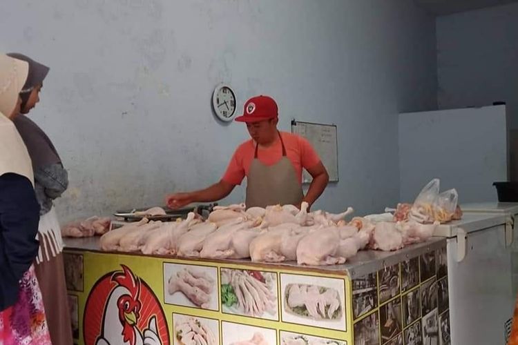 Pedagang ayam di pasar Sumenep. 