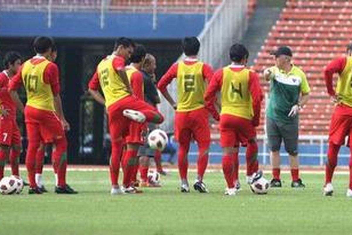 Pelatih tim nasional sepakbola Indonesia asal Belanda, Wim Rijsbergen, memberikan pengarahan saat berlatih di Stadion Utama Gelora Bung Karno, Senayan, Jakarta, Selasa (19/7/2011).