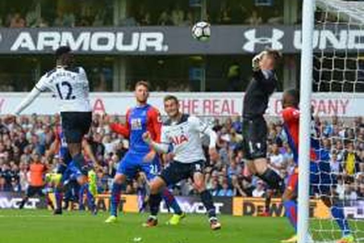 Sundulan Victor Wanyama menentukan kemenangan Tottenham Hotspur atas Crystal Palace di White Hart Lane, Sabtu (20/8/2016).