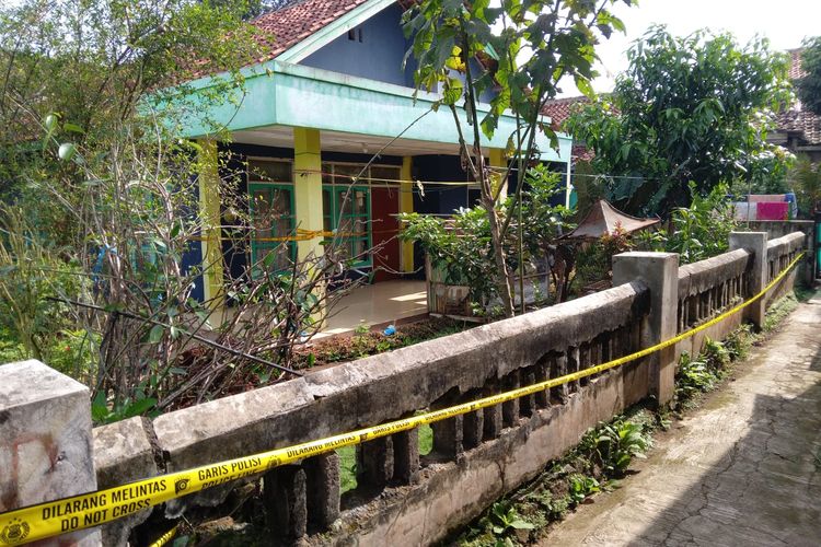 Rumah Solihin di Kampung Babakan Mande, Desa Gunungsari, Kecamatan Ciranjang, Kabupaten Cianjur, Jawa Barat, yang masih terpasang garis polisi, Jumat (20/1/2023). Solihin merupakan salah satu tersangka pembunuhan beruntun di Garut, Bekasi, dan Cianjur.