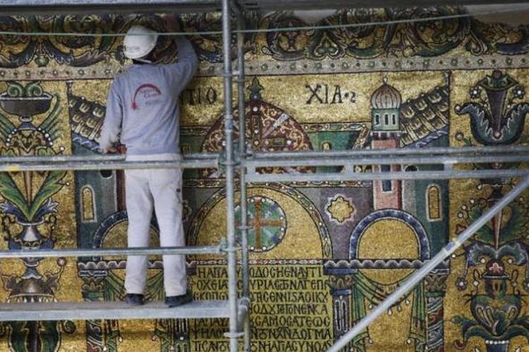 Seorang pekerja sedang bekerja di salah satu bagian mosaik di dalam Gereja Nativity, di Tepi Barat, Betlehem. Foto diambil pada 4 Februari 2016. 