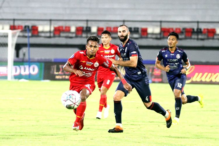 Pemain Persija, Osvaldo Haay, terlibat duel perebutan bola dengan personel Arema FC Sergio Silva dalam laga Liga 1 2021-2022 di Stadion Kapten I Wayan Dipta, Gianyar, Bali, Sabtu  5 Februari 2022.