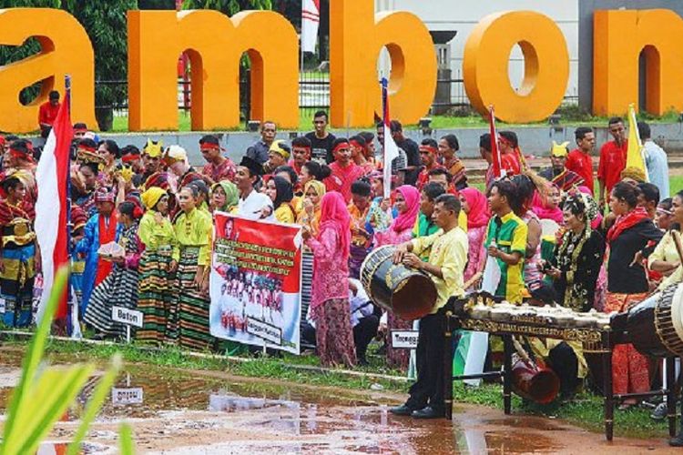 Karnaval kebudayaan multietnik digelar di Lapangan Merdeka, Kota Ambon, Maluku, Kamis (18/5). Acara yang digelar Balai Pelestarian Nilai dan Budaya Ambon itu bertujuan meneguhkan kebesaran hati untuk menerima perbedaan dan memelihara kebinekaan dalam bingkai Negara Kesatuan Republik Indonesia.