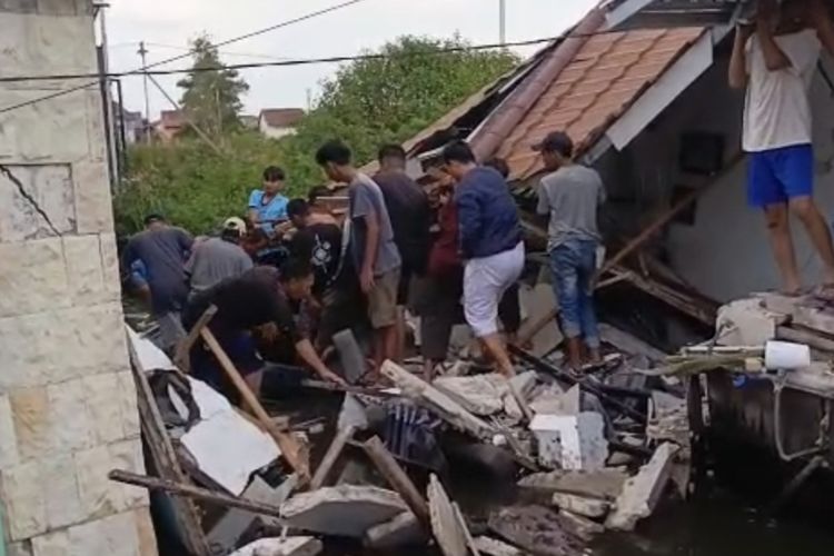 Tiga Rumah di Banjar Tiba-tiba Ambruk Bersamaan, 1 Orang Meninggal Dunia