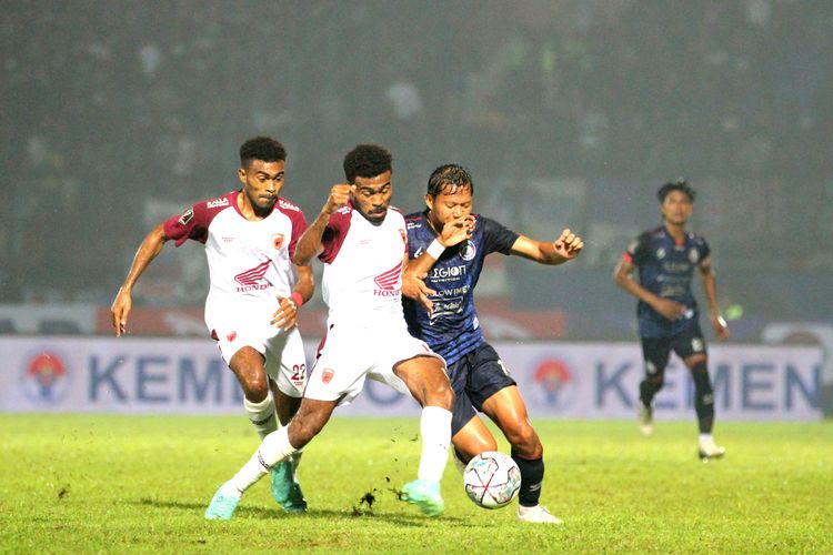 Dua bersaudara andalan PSM Makassar, Yance Sayuri dan Yakob Sayuri, mencoba memburu bola dari penguasaan pemain Arema FC dalam laga fase grup Piala Presiden 2022 di Stadion Kanjuruhan, Kabupaten Malang, Sabtu 11 Juni 2022.