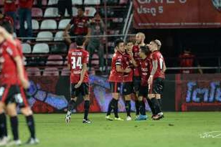 Para pemain Muang Thong United merayakan kemenangan dalam sebuah laga.